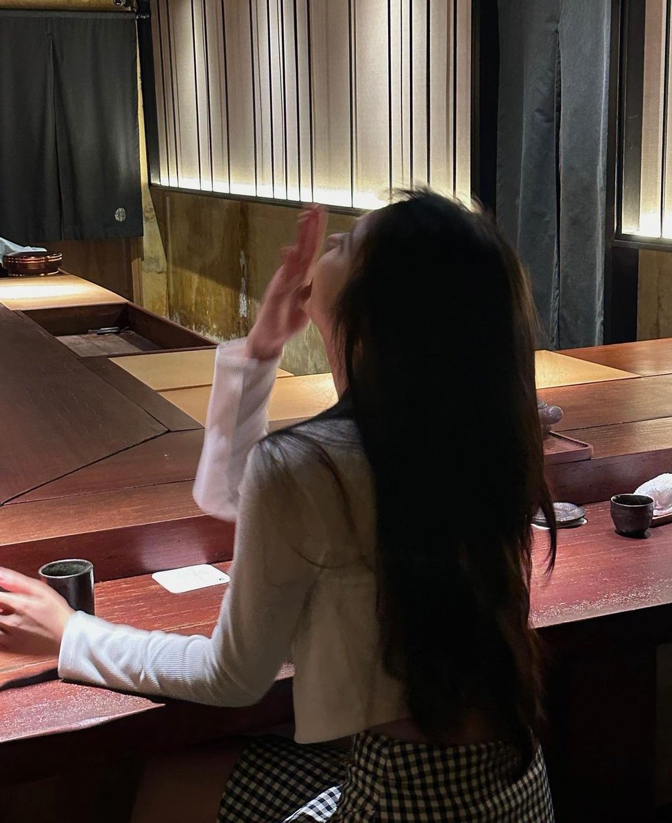 shelynchao's tweet photo. 被粉丝偷拍 说只敢在insta发给我 怕推特是假号 https://t.co/rkHDqlrwbZ