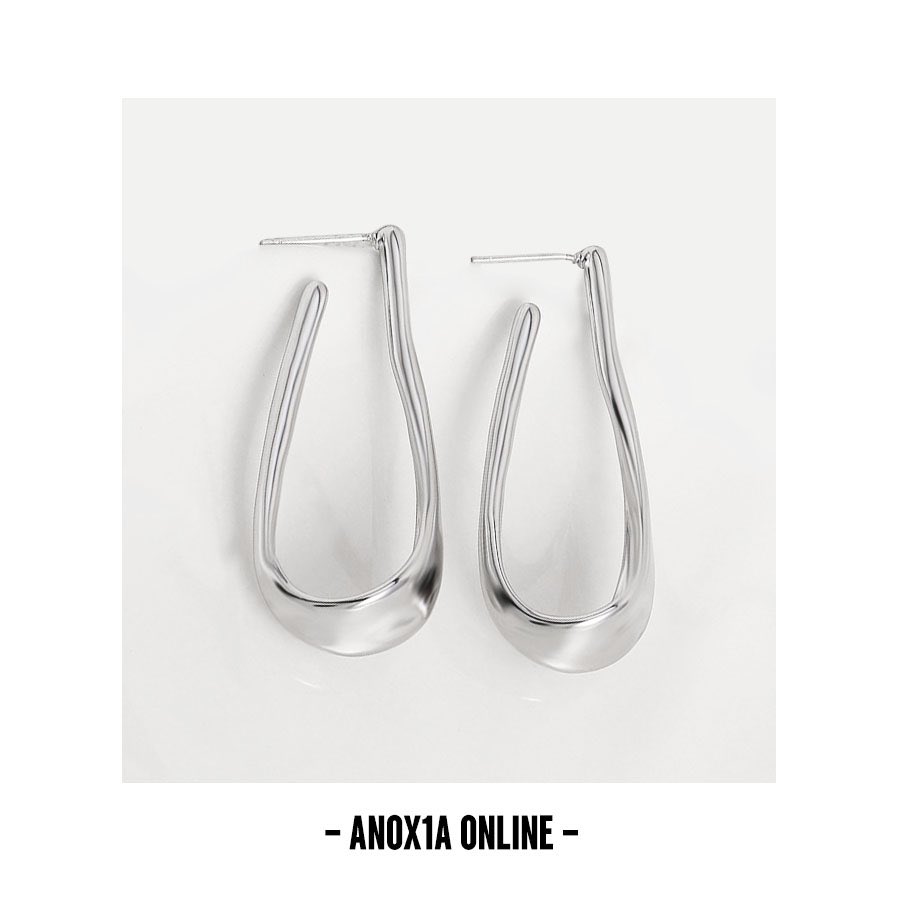 Make a bold statement with our Modern U-shaped Earrings. Inspired by a water droplet's arc, these 4.5 cm earrings are crafted from silver-toned copper and feature striking geometric irregularities. Dare to stand and express your unique style. #an0x1a #an0x1aonline #ModernEarrings
