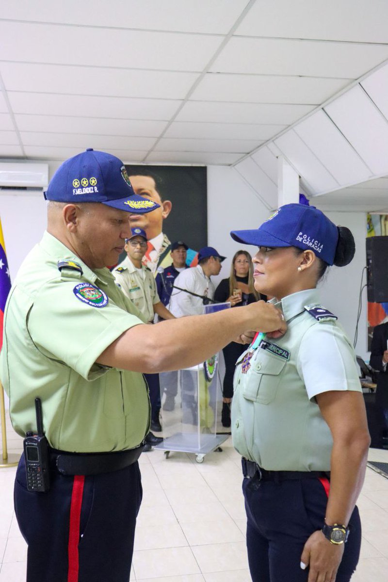 Un merecido reconocimiento hicimos a nuestros funcionarios y funcionarias, así como a instituciones que han colaborado con este cuerpo policial.

Hombres y mujeres que hacen un gran trabajo por la seguridad y la paz en las 22 parroquias caraqueñas.

#JóvenesValientes