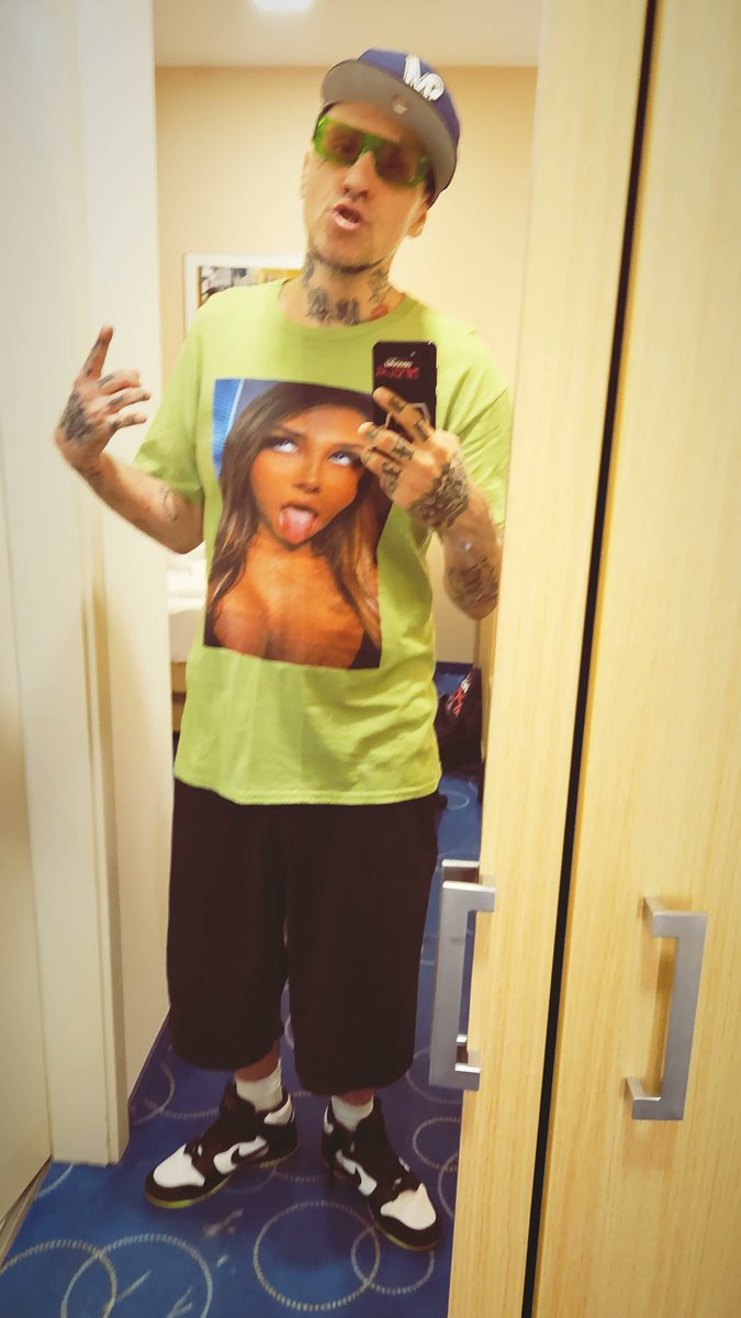 Teddysafterdark's tweet photo. Me :I took @TheGiannaDior on tour wit me. We in prague rite now strip clubs and debauchery for all 
My peoples : yo cuzz you know ya damn shirts don't count right? 
🤣🤣🤣 https://t.co/8Kn7MZajeN
