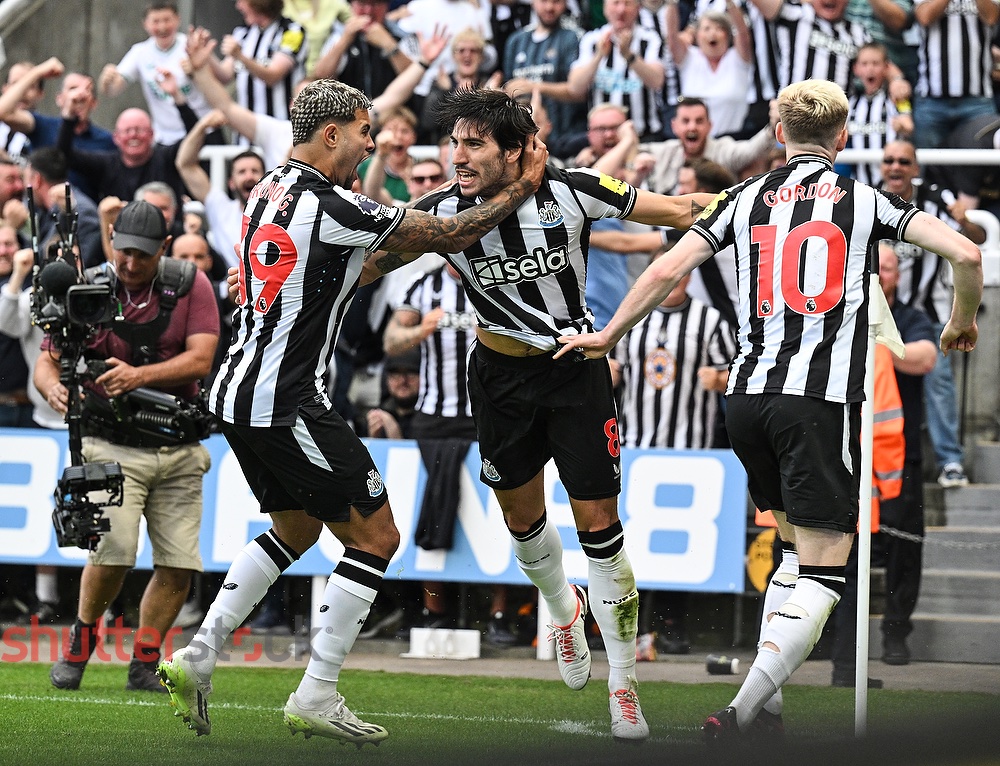 richleephoto's tweet photo. The Toon hit Villa with five goals in the Premier League opening weekend to hit the dizzy heights of top spot! With their star Italian Sandro Tonali netting on his debut #nufc #NEWVIL #premierleague #avfc #football #sportphotography https://t.co/tLFesYCGfg
