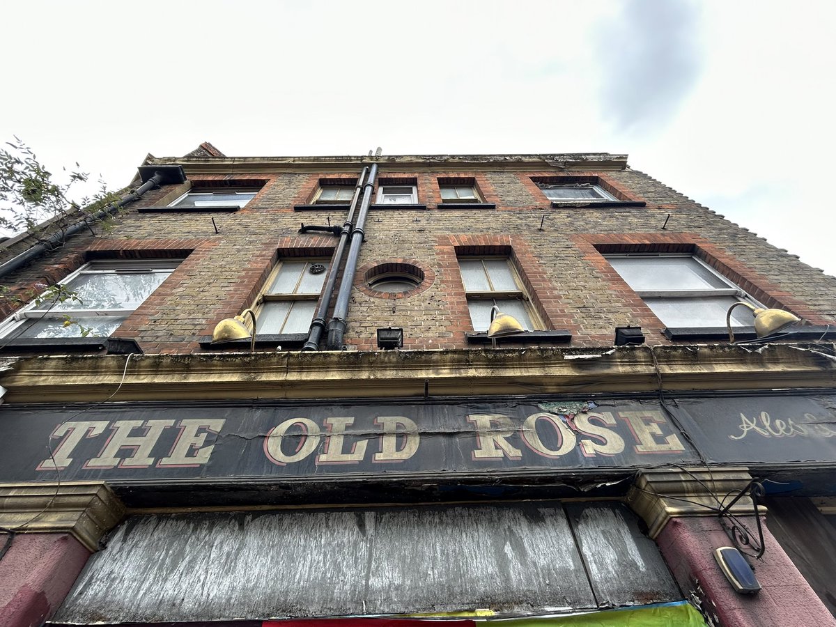 The Old Rose #pub 128 The Highway #wapping #E1 Closed since 2011. Public House to let: jmcommercial.co.uk/wp-content/upl… #closedpubs #saveourpubs Planning application granted in 2022 for large residential development surrounding pub, including refurb of pub. Re: 
PA/19/00559/A1.