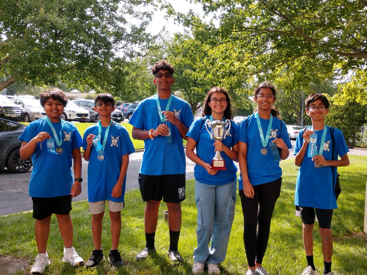 sachemlibrary's tweet photo. Join us in congratulating the Sachem Musketeers! They won the Battle of the Books for the 2nd year in a row! 🏆 

#sachemlibrary #publiclibraries #holbrookny #battlewinners #battleofthebooks #teendepartment https://t.co/gMNFJ0z3vG
