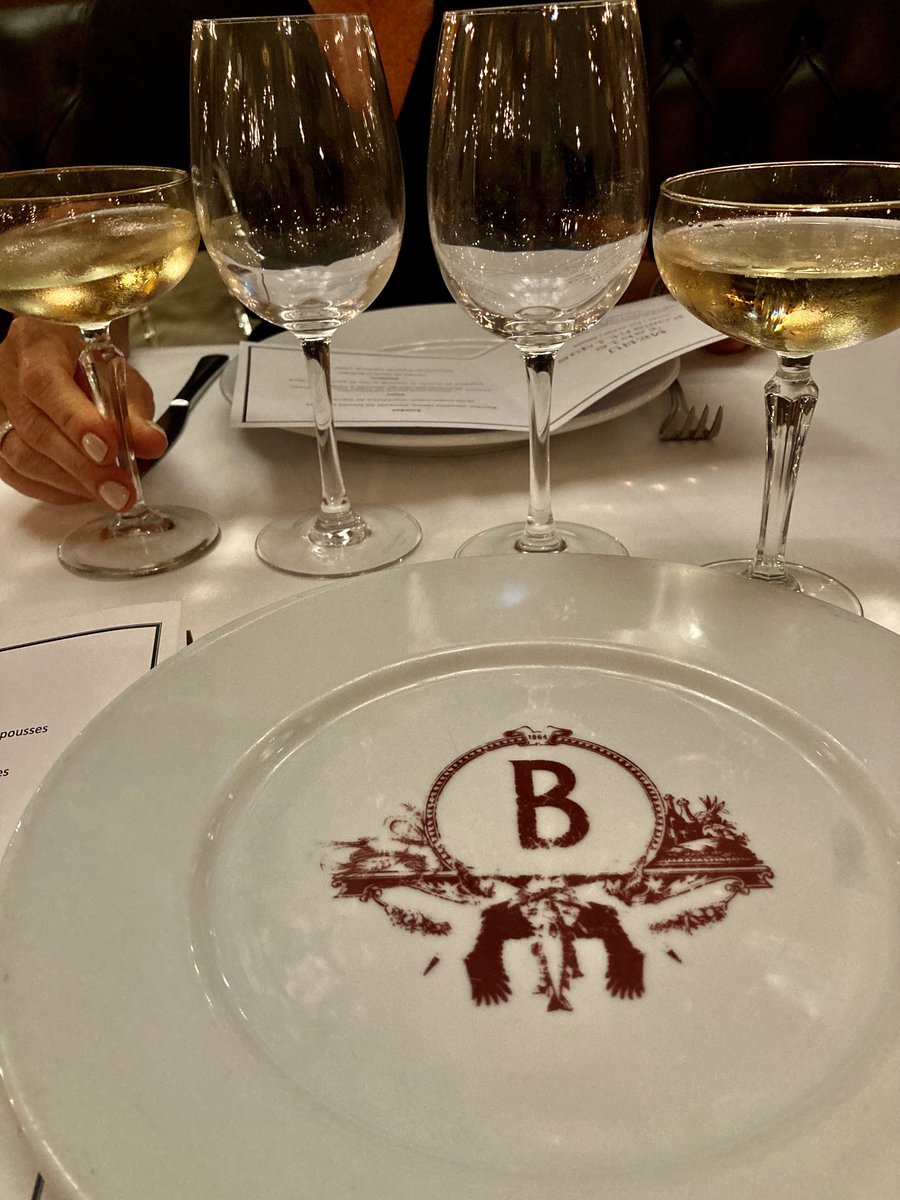 BFleurot's tweet photo. Entre la Bastille et la place des Vosges se trouve une institution , la plus ancienne Brasserie Alsacienne de Paris . Au cœur de ce joyau de style Belle Époque , Art Déco règne une élégance intemporelle 🥂😍🎨..📸B.Fleurot https://t.co/QE0h2P6fhH