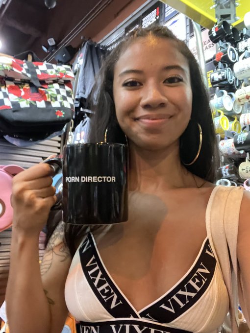 Hey babeees! I'm giving a select handful of generous people an offer that sounds too good to be true<a href="/tag/newprofilepic"class="tags"><span>#newprofilepic</span></a>