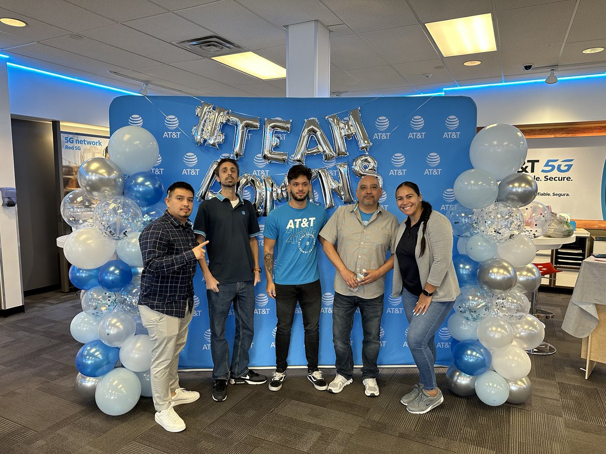 Team SDM players hanging out with ⁦<a href="/NicoleKHinojosa/">Nicole Hinojosa</a>⁩ during team Domin8 TownHALL!!!! Let’s goooo!!!
⁦@teamDomin8FL⁩ ⁦<a href="/NicoleKHinojosa/">Nicole Hinojosa</a>⁩ ⁦<a href="/shawni777/">Michon Modeste</a>⁩ ⁦<a href="/jrluna11/">JR Luna</a>⁩ ⁦<a href="/One_FLA/">OneFLA</a>⁩