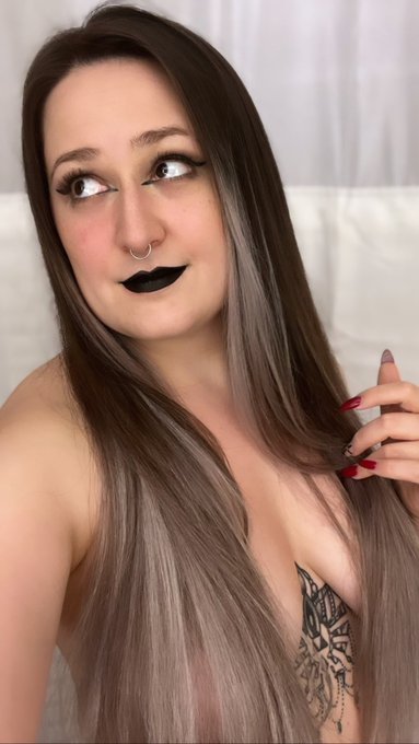 My shoot today was so fun!! I can&rsquo;t wait to share what we did with y&rsquo;all 🖤🖤🖤 https://t.co/3xWnqLqjza