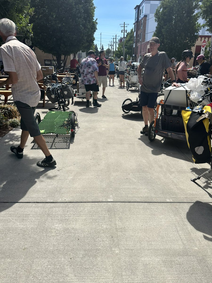 CathyTuttle's tweet photo. Perfect day for a #BikeMove

@anomalily https://t.co/EezJ9GG9CX