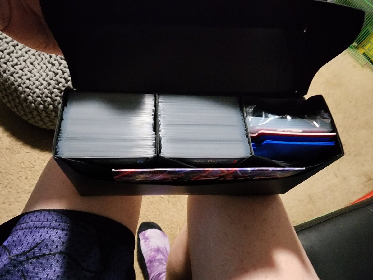drscottkelly's tweet photo. This is how everything from the game fits sleeved in this 240+ deck box I bought when I ordered the game and sleeves. Those blue and red dividers are from elsewhere that I stuffed in in case I need them. #AEW #UpperDeck #VsSystem https://t.co/AuIEUd5dyg