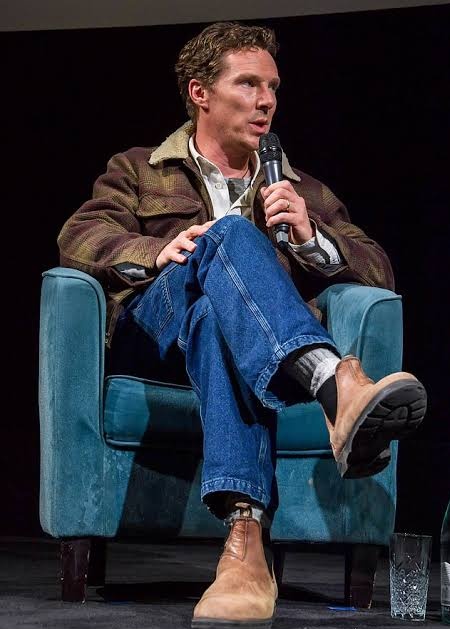 midnightmarvl's tweet photo. i love his boots and jacket #BrownBatch #BenedictCumberbatch https://t.co/PhyIVd9g9a