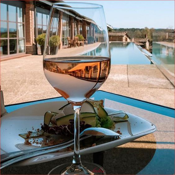 SophiaValintina's tweet photo. "Embrace the blissful moments and keep the joy alive, even if it's just the beginning of the weekend!" #Caturday #BearDown #Happyweekend #Halamadrid #ScottDixon #relaxweekend #SaturdayVibes #SaturdayMood #winelover https://t.co/stOdfsDgMg