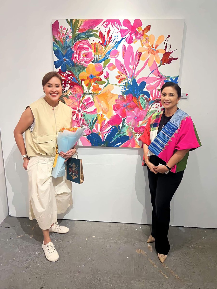 arcelo_ian's tweet photo. Last night, Angat Buhay NGO Chairperson @lenirobredo congratulates her close best friend &amp; artist Didi Lopa for her first solo art exhibit called "Bloom with Age". These pieces are beautifully presented by almost sold out in minutes as the opening was started to the public.🌸🌸 https://t.co/ea8NrZDdAo
