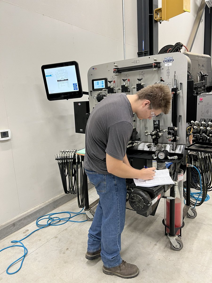 RCMechAg's tweet photo. Here are some first week highlights of instruction from our MAG program!!! We’ve also seen huge growth in our program as we are at near capacity for all our MAG courses. #ReedleyCollege #QuinnCat #futuretechnician #hydraulics #fpti #multimeters https://t.co/15vLOHQT75