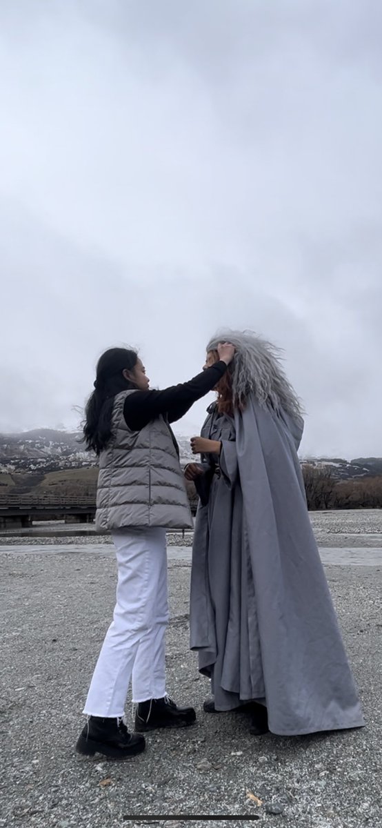 carolinelins's tweet image. fui num passeio que passava pelos cenários de senhor dos anéis

e tinha uma fantasia de GANDALF no ônibus

porém eu era a única brasileira e os gringos tavam com vergonha de vestir

e eles queriam foto do gandalf no cenário

aí falei: “eu faço isso”

daí terminei meu dia assim: