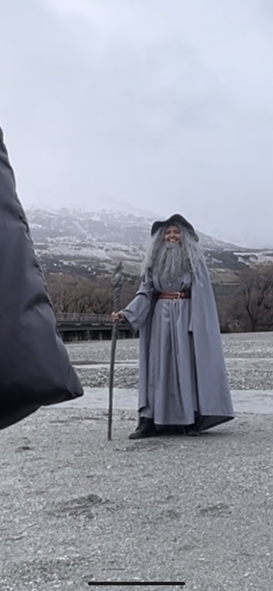 carolinelins's tweet image. fui num passeio que passava pelos cenários de senhor dos anéis

e tinha uma fantasia de GANDALF no ônibus

porém eu era a única brasileira e os gringos tavam com vergonha de vestir

e eles queriam foto do gandalf no cenário

aí falei: “eu faço isso”

daí terminei meu dia assim: