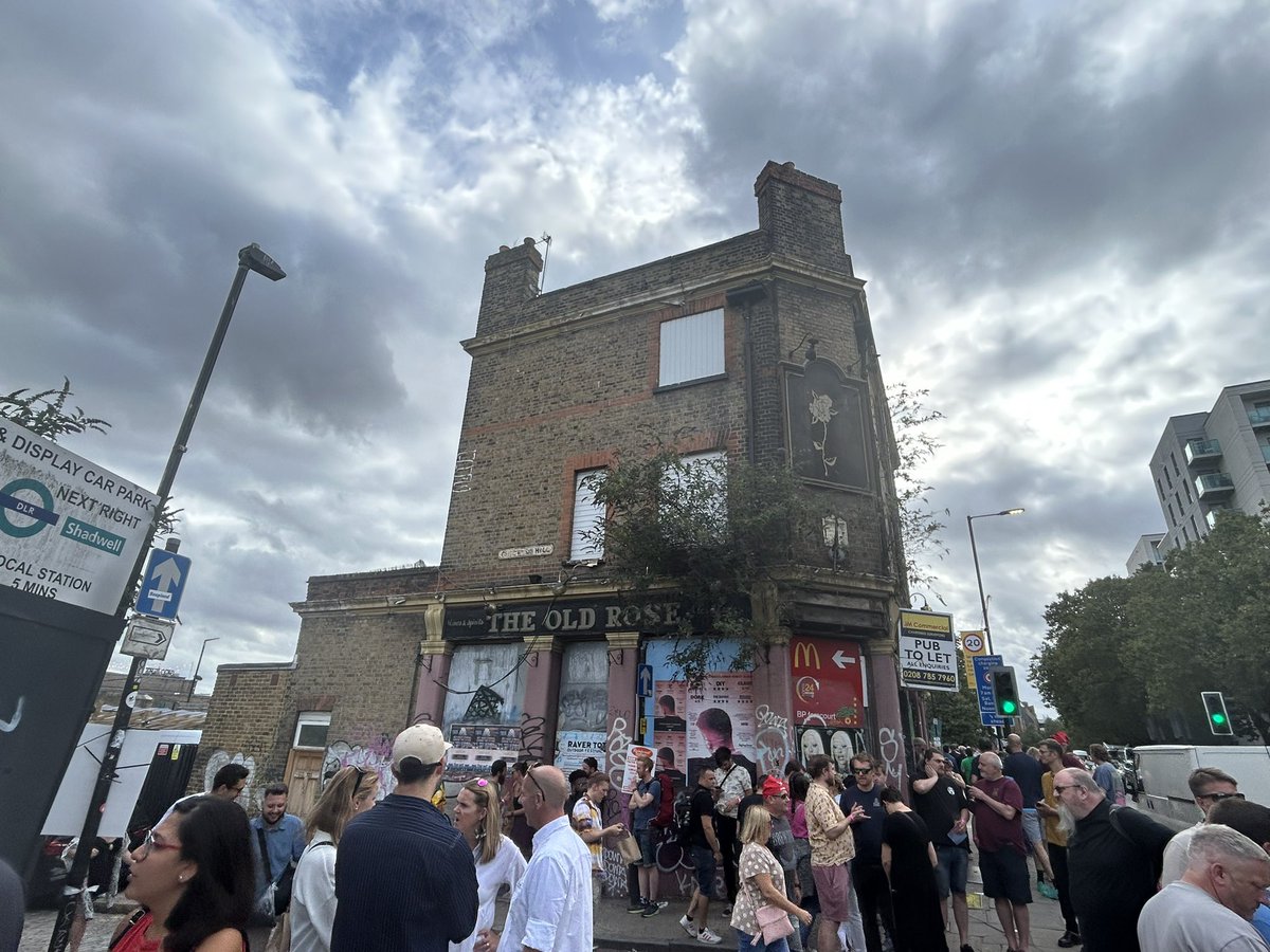 PubsSaving's tweet photo. Crowds outside The Old Rose #pub #wapping after #lcbf https://t.co/qhlSbeEaVu