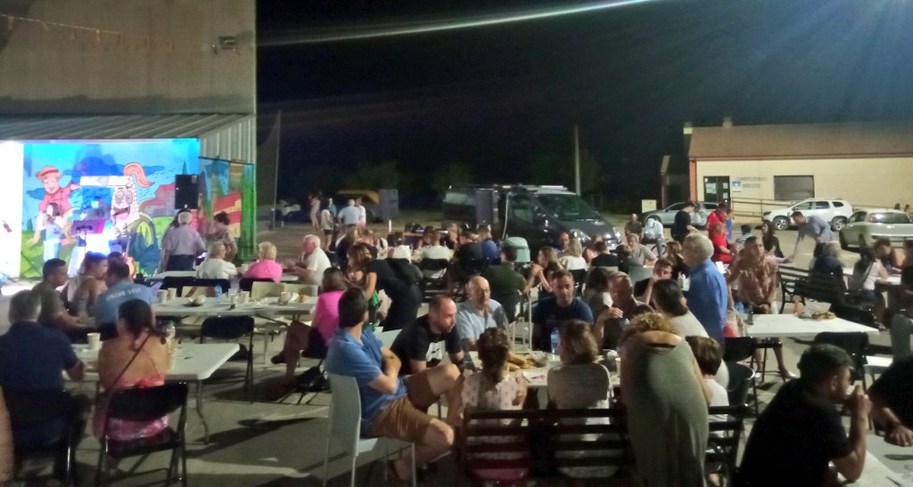 Villacelama's tweet photo. Pues parece que ha venido gente a cenar... 💃💃🎉🎉 https://t.co/noIPIc0bnT