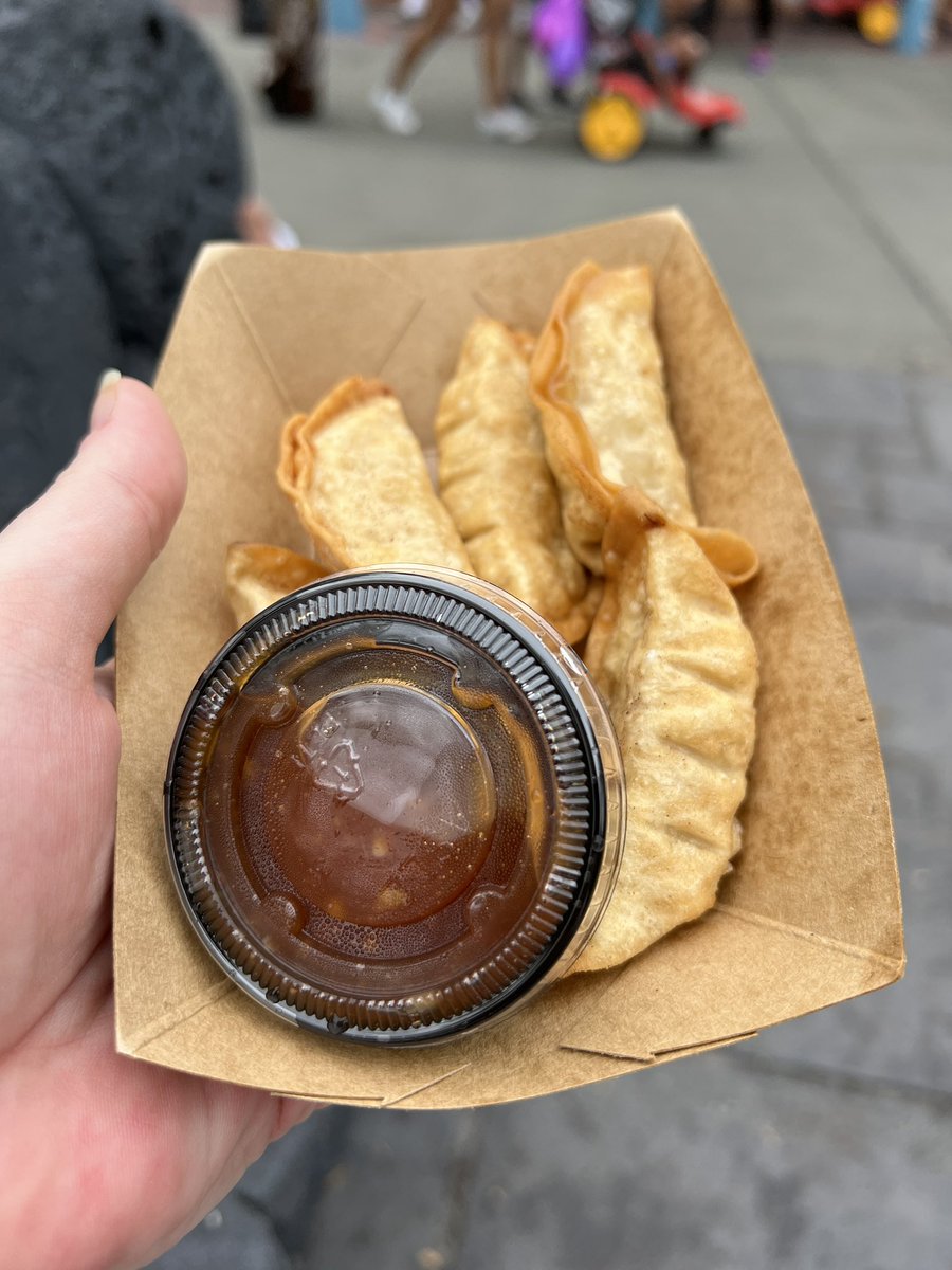 PixieDustFan's tweet photo. @Marlalac @WaltDisneyWorld Absolutely!  I am addicted.  I think I had them 4 times on my trip in July 🤣 https://t.co/j4dQ2oGoFI