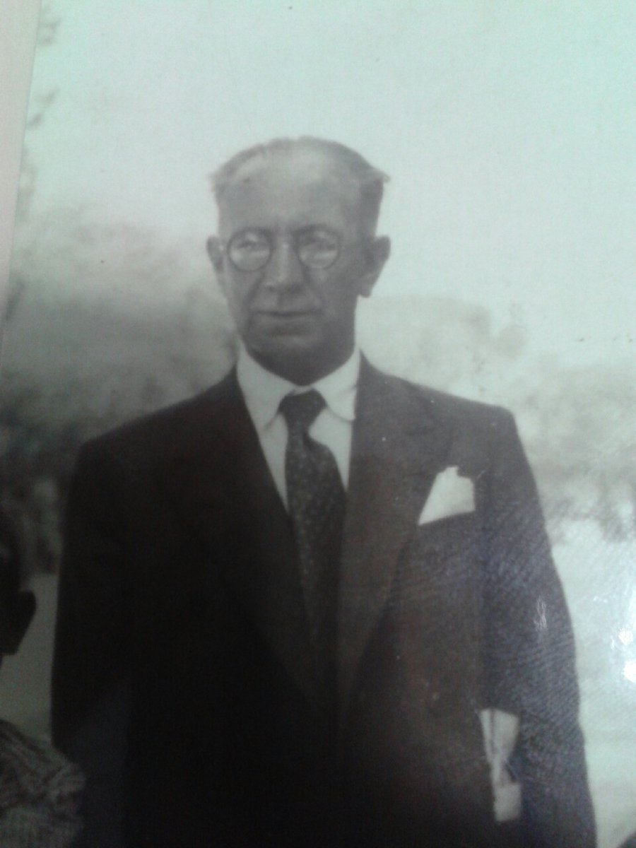 Rafael_Narbona's tweet photo. MARIANO CUADRADO, ÚLTIMO ALCADE REPUBLICANO DE TORRELODONES

Mariano Cuadrado, alcalde republicano de Torrelodones fusilado por la dictadura franquista, encarna todo lo que odia la derecha. Maestro, socialista, humanista, ilustrado, acogió en su municipio a 5.000 refugiados que huían de la guerra. Por eso el PP, ya indistinguible de VOX, quita su nombre de la plaza que le había dedicado el pueblo de Torrelodones. 

Mariano Cuadrado comenzó a trabajar como ferroviario a los 16 años, lo cual no le impidió estudiar Magisterio y crear la primera escuela laica socialista, la primera biblioteca pública de Torrelodones y colonias escolares en El Escorial y Torrelodones. Su objetivo era acabar con las escuelas insalubres y antipedagógicas. 

Mariano Cuadrado no había cometido ningún crimen. Por eso se quedó en Torrelodones cuando fue ocupado por las tropas golpistas. Sin embargo, fue detenido y torturado brutalmente en la cárcel de los Carmelitas de El Escorial. Sometido a un juicio farsa, el 15 de septiembre de 1939 fue fusilado en las tapias del cementerio del Este en compañía de otros once alcaldes y concejales de la sierra. Su cadáver nunca fue devuelto a su familia. Aún hoy permanece en un lugar desconocido. 

Vox no es el problema. El problema es el PP, un partido fundado por ministros franquistas y que nunca ha condenado la dictadura. Sin embargo, sostiene que sí lo ha hecho, pero en realidad se limitó a adherirse a una proposición no de ley aprobada en el Congreso en 2002 que ni siquiera mencionaba al dictador. La mayoría de los políticos y votantes del PP piensan que el franquismo fue un "período de extraordinaria placidez", como declaró el exministro Mayor Oreja. 

Dado que la derecha seguirá su ofensiva contra la memoria democrática, debemos hacer un hueco a las víctimas de la dictadura en la memoria colectiva. No permitamos que hombres buenos como Mariano Cuadrado mueran por segunda vez. Y que la infamia caiga sobre las cabezas de los herederos ideológicos del franquismo. 

Rafael Narbona