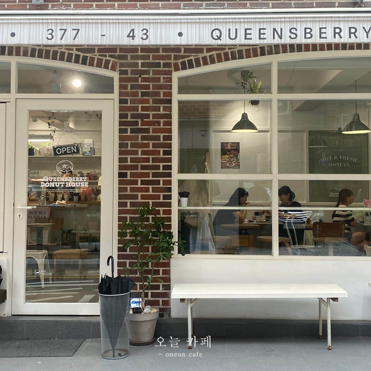 oneuncafe's tweet photo. queensberry donut house 🧸 https://t.co/UGf712Ly5R