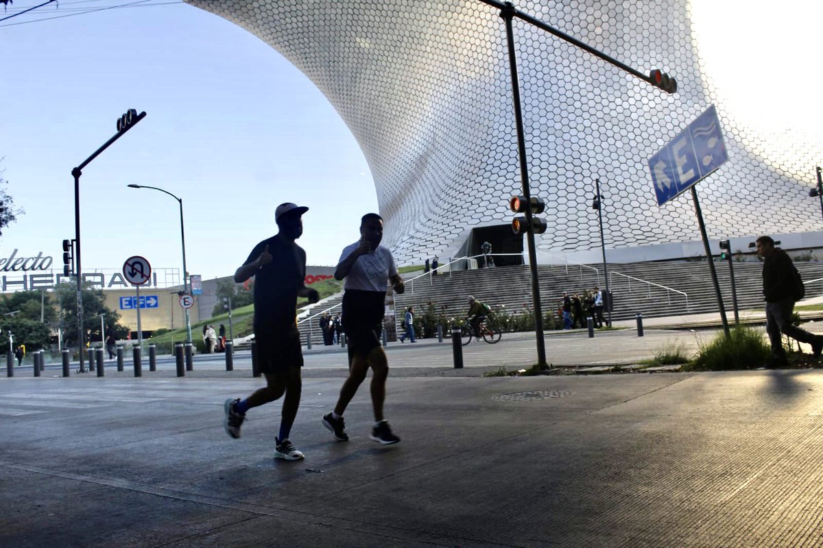 ¿Ya empiezan los nervios? 🫣

Hoy vivimos la tercera parte del Maratón por Etapas con un trayecto de 11 kilómetros desde Avenida Chivatito hasta Gandhi y Paseo de la Reforma.

Agradecemos a Pablo Gil por liderar el entrenamiento y al MC Team por dirigir el calentamiento 🤗