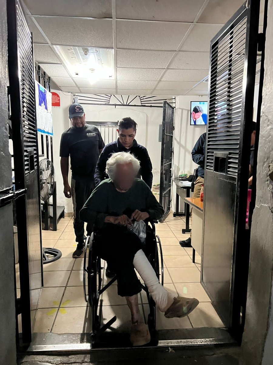 sspdgo's tweet photo. Canatlán DMSP a través del M. Único, en coordinación con la Unidad Especializada de Atención a Víctimas de Violencia de Género #ueavig , rescataron adulto mayor extraviado,en condición de calle, para finalmente localizar a su familia la ciudad capital y hacer entrega del mismo. https://t.co/bYDPSUl5ED