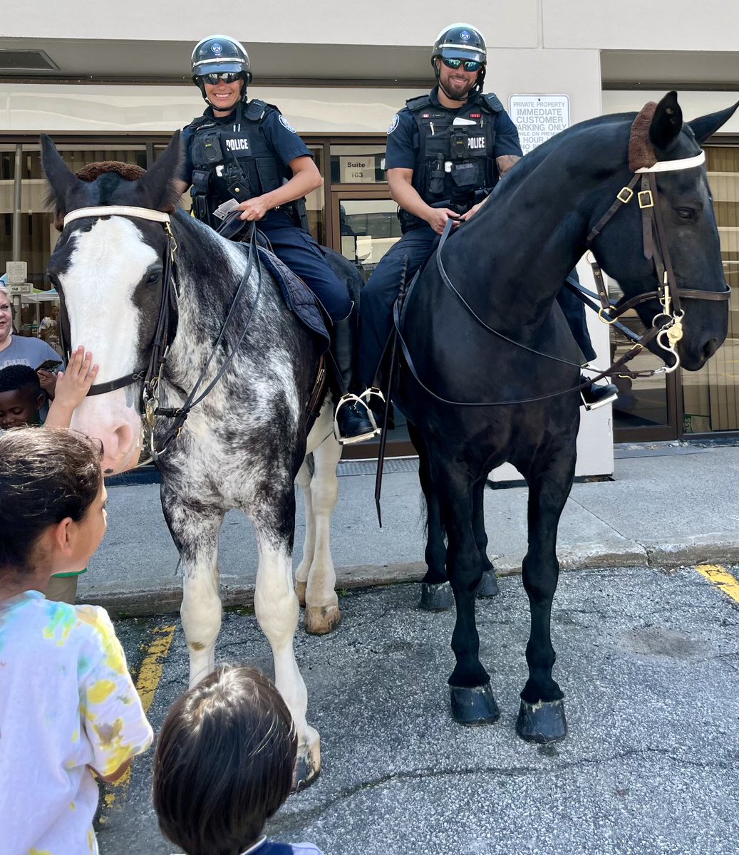 TPSMounted's tweet image. #PHSaunders and #PHChiefBlair meeting new friends in #Scarborough ⁦@42CommunityCops⁩ #bigmeetssmall #newfriends #mounted #standtall