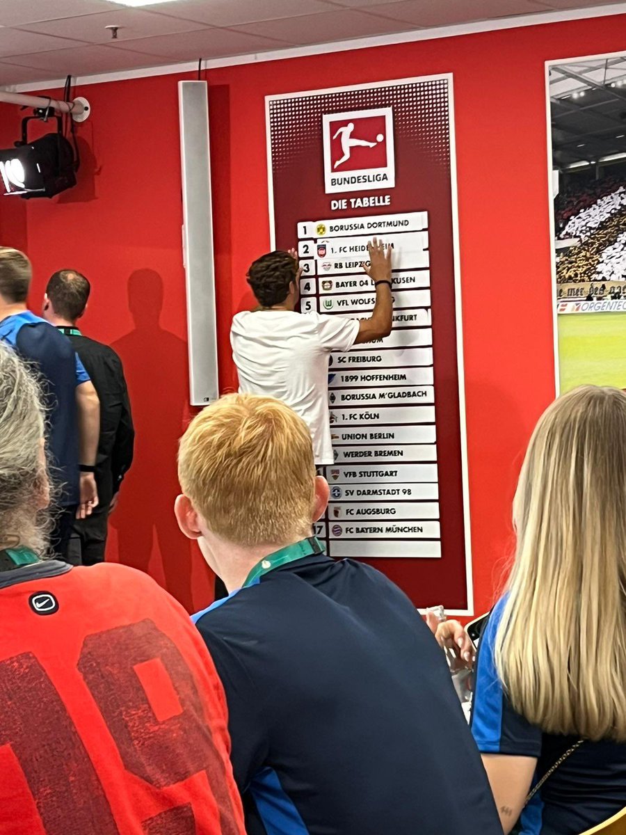 ChristianWoop's tweet image. Das konnte er nicht auf sich sitzen lassen: Edin Terzic korrigiert im Mainzer PK-Raum die Bundesliga-Klebetabelle - und setzt Borussia Dortmund von Platz 18 natürlich auf 1. #TSVBVB @FunkeSport