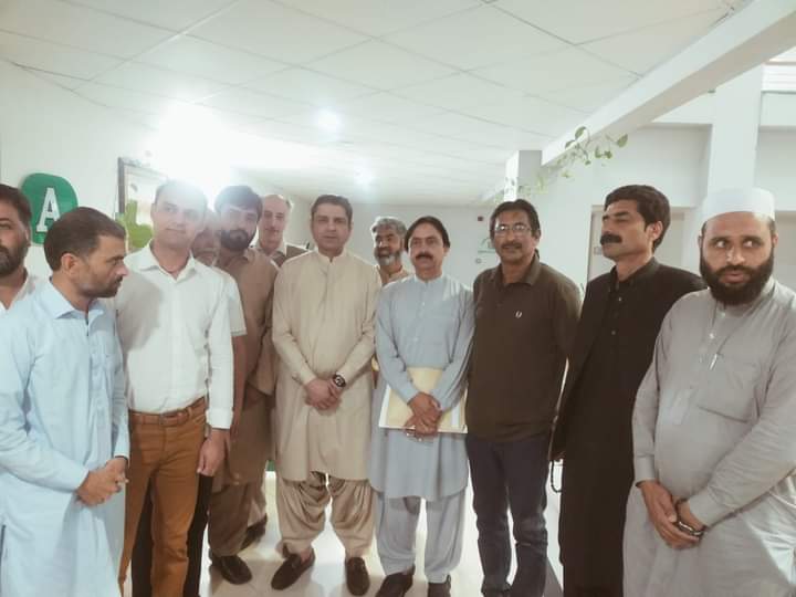 الله حافظ #احسان_الرحمن_مزاری
رہتے تو اور تباہی ہوتی کسی کے کندھے کے اوپر نہیں کھیلتے کام آنا چاہے بندہ نلائق نہ ہو بولنے کا طریقہ ہو. عہدہ ملا تھا کوئی ذاتی منسٹری نہیں تھی۔تباہی یہاں سے شروع ہوئی 👇👇👇آگے آگے دیکھتے ہیں ہوتا ہے کیا
<a href="/officialemazari/">Ehsan Mazari</a> 
<a href="/mo_ipc/">Ministry of Inter Provincial Coordination</a> <a href="/TheRealPCBMedia/">PCB Media</a>