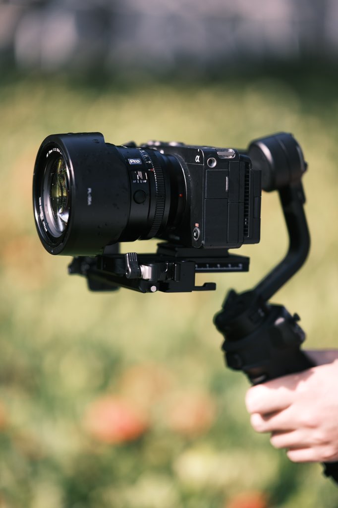 ViltroxOfficial's tweet photo. AF 75mm F1.2 Pro Series Lenses, All-metal Lens Body with Splashproof .
#viltrox #viltroxlens #viltrox75mmf12 #viltrox75mm #portrait #portraitphotography #apsclens #viltroxpro75mm https://t.co/CU3fLoWNgM