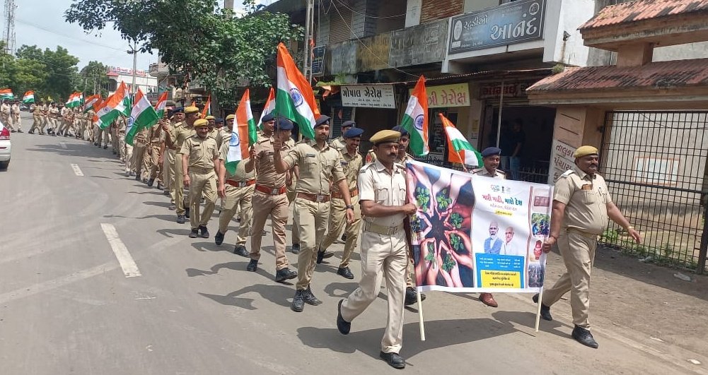 Amreli_Police's tweet photo. અમરેલી પોલીસ દ્વારા "મેરી માટી મેરા દેશ" કાર્યક્રમ અંતર્ગત તમામ પોલીસ સ્ટેશન વિસ્તારમાં હોમગાર્ડ, GRD ના સભ્યો, SPC કેડેટ તથા નાગરિકો સાથે માર્ચપાસ્ટ કરી દેશની માટીને નમન,વીરોને નમન કાર્યક્રમ યોજવામાં આવેલ. 
@dgpgujarat @GujaratPolice @IGP_BHR_RANGE @sanghaviharsh https://t.co/ep5GdGZsxJ