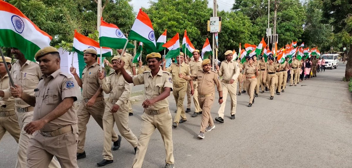 Amreli_Police's tweet photo. અમરેલી પોલીસ દ્વારા "મેરી માટી મેરા દેશ" કાર્યક્રમ અંતર્ગત તમામ પોલીસ સ્ટેશન વિસ્તારમાં હોમગાર્ડ, GRD ના સભ્યો, SPC કેડેટ તથા નાગરિકો સાથે માર્ચપાસ્ટ કરી દેશની માટીને નમન,વીરોને નમન કાર્યક્રમ યોજવામાં આવેલ. 
@dgpgujarat @GujaratPolice @IGP_BHR_RANGE @sanghaviharsh https://t.co/ep5GdGZsxJ