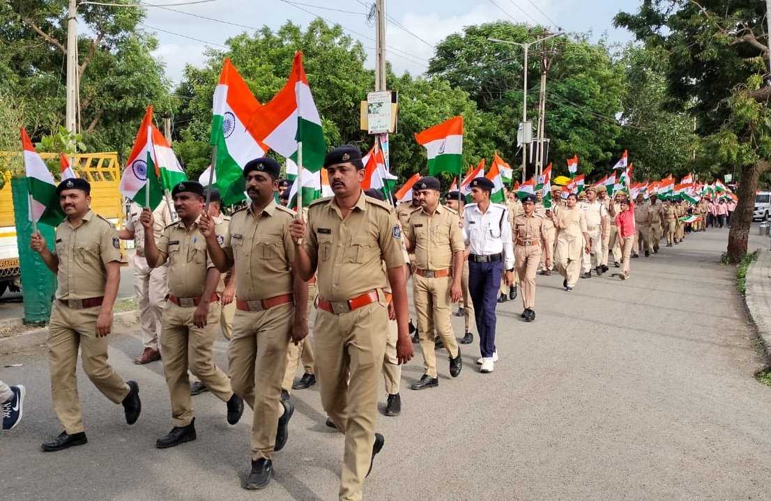 Amreli_Police's tweet photo. અમરેલી પોલીસ દ્વારા "મેરી માટી મેરા દેશ" કાર્યક્રમ અંતર્ગત તમામ પોલીસ સ્ટેશન વિસ્તારમાં હોમગાર્ડ, GRD ના સભ્યો, SPC કેડેટ તથા નાગરિકો સાથે માર્ચપાસ્ટ કરી દેશની માટીને નમન,વીરોને નમન કાર્યક્રમ યોજવામાં આવેલ. 
@dgpgujarat @GujaratPolice @IGP_BHR_RANGE @sanghaviharsh https://t.co/ep5GdGZsxJ