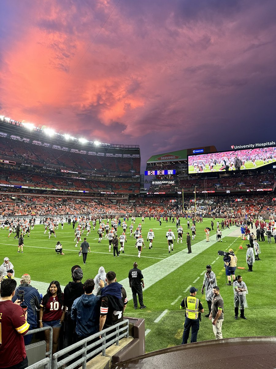 PumpkinNation's tweet photo. If you were at the @Browns last night, I’d love to see your pictures of that incredible sky after the rain stopped! #WASvsCLE 😱😍 https://t.co/E2SOh89Vjs