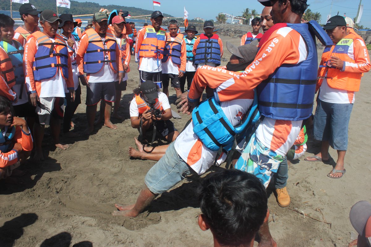 pusriskel's tweet photo. Pangandaran (12/08/23) Tim #Piamari  ikut ambil peran dalam acara Jabar Quick Response, 11-12 Agst 2023 yang melaksanakan "Nelayan Rescue Training" di Pangandaran yang dihadiri oleh seluruh nelayan dari Jawa Barat.
@kkpgoid @bppsdm_kp @hendrasiry #KKPThrive https://t.co/76LHKx9LqB