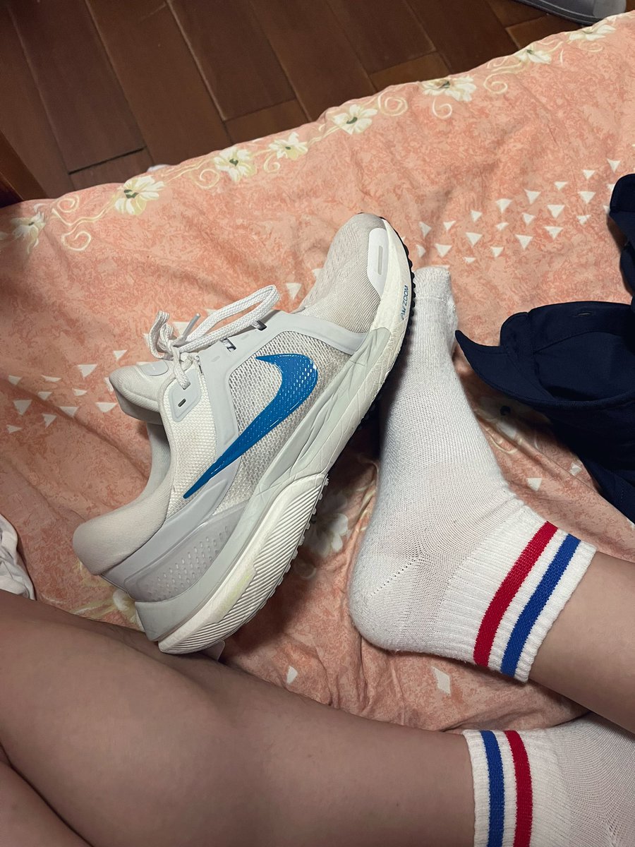 去男友家玩，结果被强力喷射在鞋子里面了🤤 回家的路上总觉得右脚踩着湿湿黏黏的

（这双vomero 16打算穿到烂