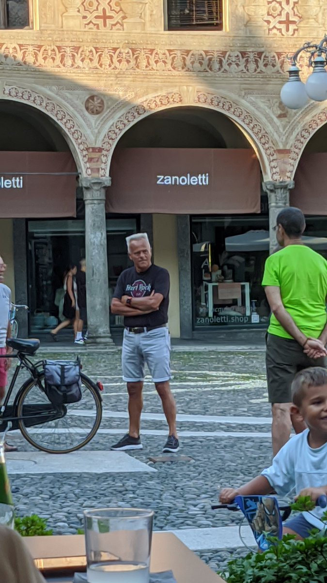 #celebrityspotting Duke Nukem ormai pensionato se la passa coi vecchi in piazza a Vigevano