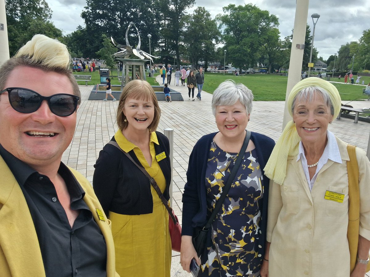 OwenEdmunds's tweet photo. Always such a pleasure to be guiding @StratfordWalks especially with fellow Guides Helen, Helen & Margot! 💛🖤💛🖤
#Stratforduponavon #StratfordTownWalk #Walk #WalkingTour #Public #Private #Legends #Yellow #Black #Iconic #Stylish #Shakespeare #MarieCorelli #GoodTimes #MustVisit https://t.co/n4W83vjejq