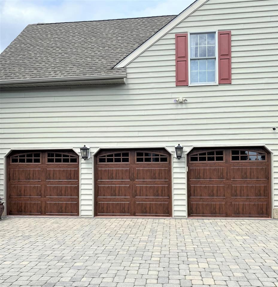 ClopayDoor's tweet image. Shoutout to our dealers who are skillfully installing our doors across the nation! Discover your local dealer at bit.ly/3wNJ2dC.

📸/Install: ABC Garage Doors KC 
📸/Install: Hunter Door Service 
📸/Install: Nick's Overhead Door Service 

#GarageDoors #BuyLocal #Clopay