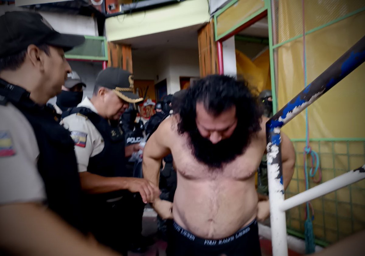 LassoGuillermo's tweet photo. Esta madrugada en seguimiento del Decreto 823, se ha ejecutado el traslado de alias Fito a la cárcel de La Roca por la seguridad de los ciudadanos y de los detenidos. El Ecuador va a recuperar la paz y la seguridad.
De generarse reacciones violentas, actuaremos con toda la fuerza del Estado.

Buen trabajo @FFAAECUADOR, @PoliciaEcuador y @SNAI_Ec

#NuestroTrabajoContinúa