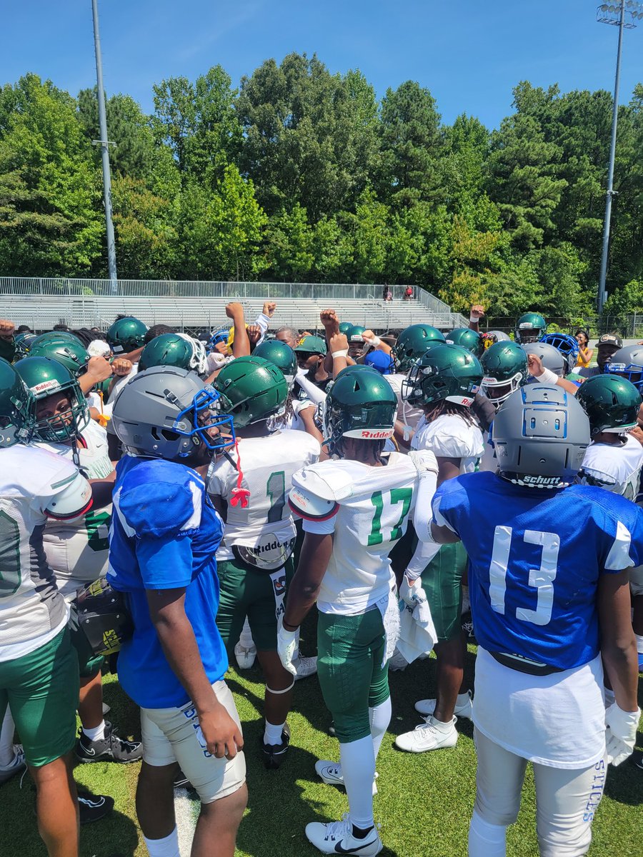 ehphelps's tweet photo. It's the most wonderful time of the year!! Here we go! Warrior Nation is on the rise! I love my job 💚💛💚💛 @hhs_prncpl @_WarriorNation1 https://t.co/7KQioLxyNN