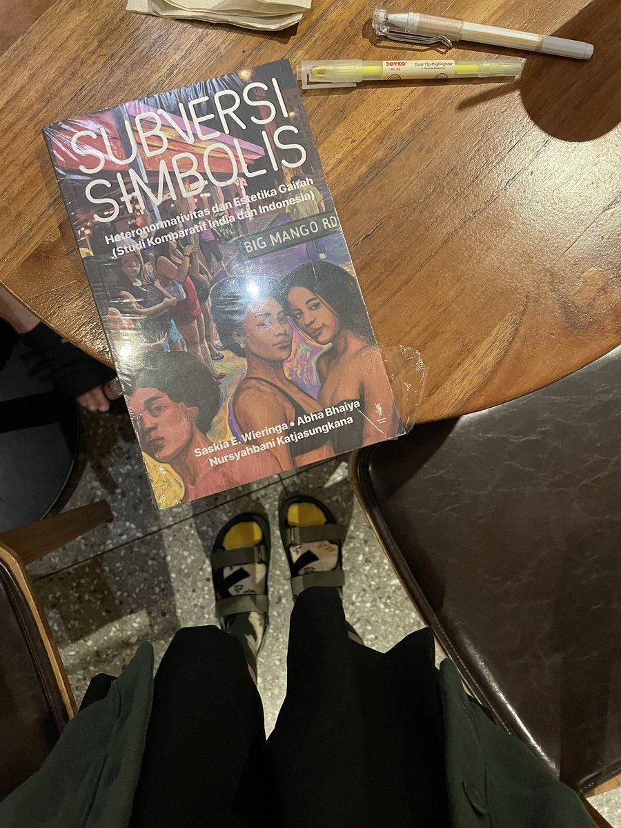liafransis's tweet photo. Bawa pulang 2 buku ini!!!!!🥰🤩 beliiii di @post_santa dan @Blooksstore ‼️ https://t.co/8cXAHVPtQw
