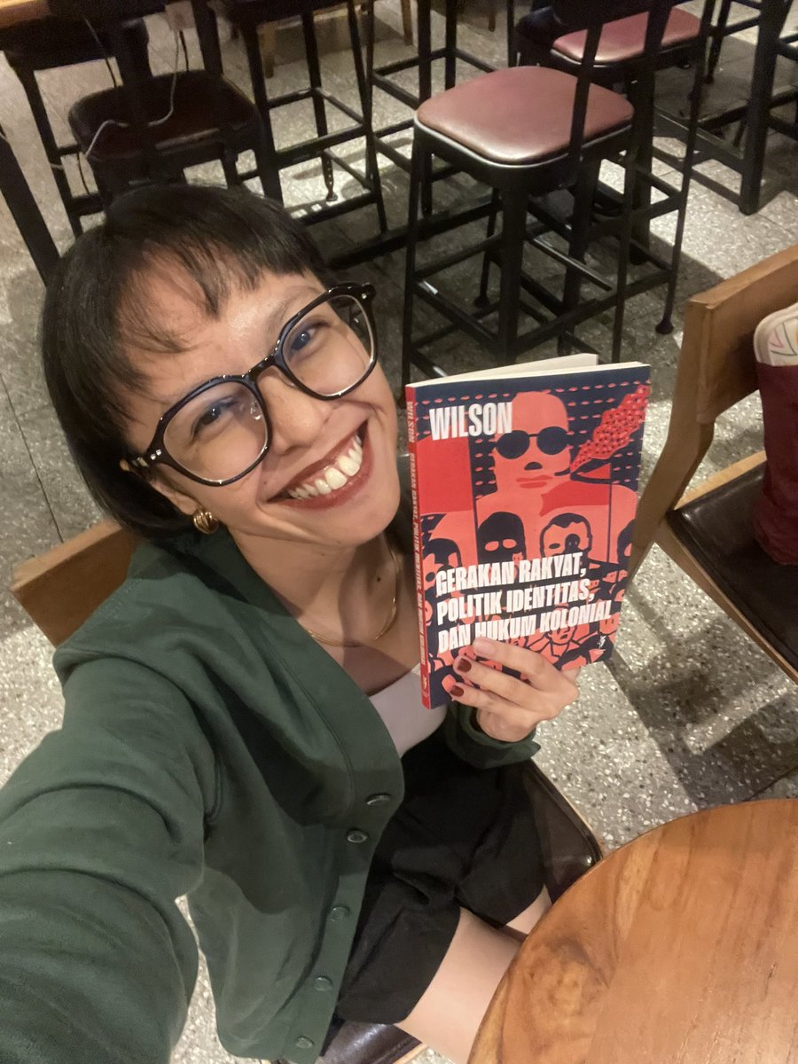 liafransis's tweet photo. Bawa pulang 2 buku ini!!!!!🥰🤩 beliiii di @post_santa dan @Blooksstore ‼️ https://t.co/8cXAHVPtQw