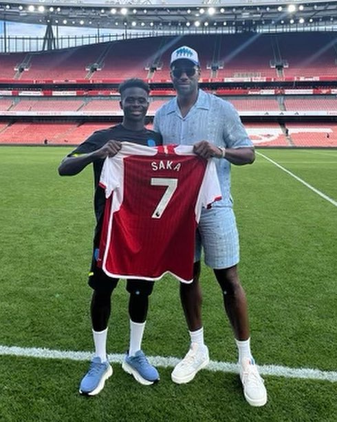 afcstuff's tweet photo. LA Clippers NBA star Kawhi Leonard linking up with Bukayo Saka after the Arsenal match today. 🤝 #afc https://t.co/6jvi5xgvR9