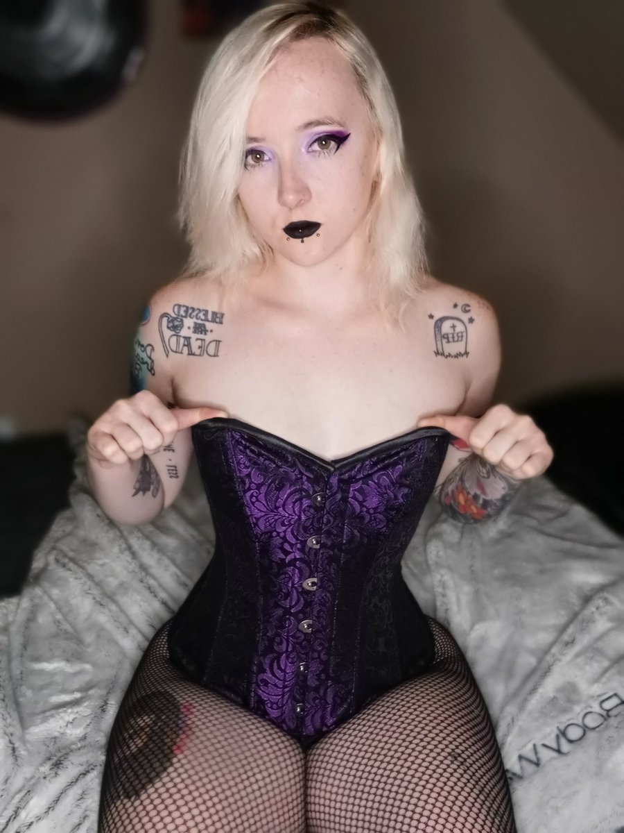 ms_aliceanarchy's tweet photo. Got a new corset recently. You can see me take it off on my #onlyfans 💜
#onlyfansbabe #onlyfansmodel #gothgirl #alternative #lingerie #corsets #nsfwcontent #SellingContent https://t.co/KFMe4m5Lc9