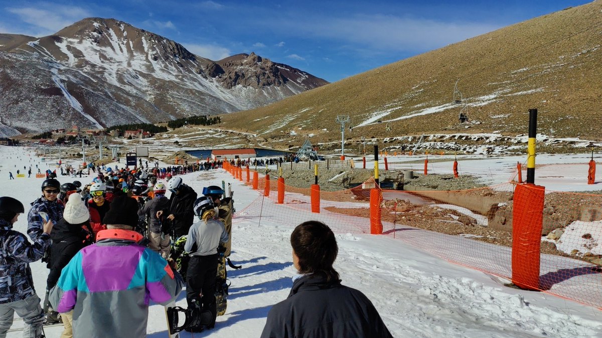Caos de gente en Las Leñas. Tres medios abiertos y todo lo demás cerrado. Filas de dos horas para subir. Esta para hacer mountain bike.