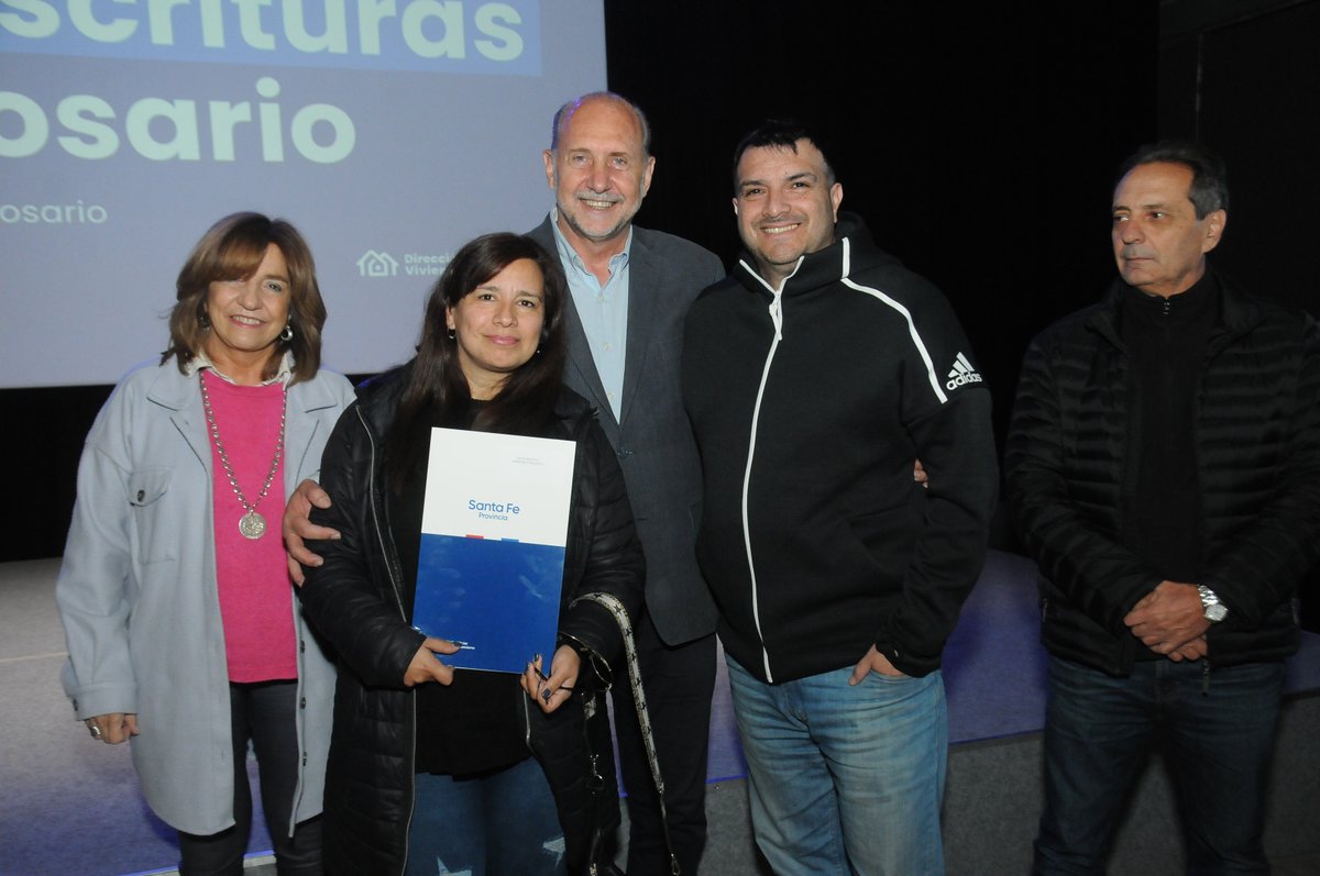 omarperotti's tweet photo. En #Rosario, entregamos 120 escrituras en el marco del Programa de Escrituración de Viviendas FONAVI. A partir de ese momento las 120 familias que cumplieron, se llevaron la documentación formal y fehaciente de la titularidad, algo que les otorgará una gran tranquilidad. https://t.co/STAWeQOzFx