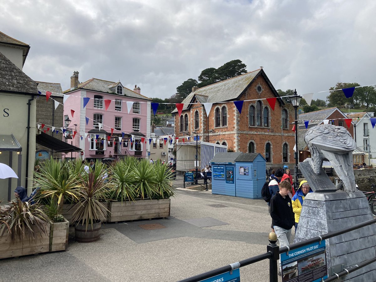 Town Quay is bedecked in bunting and the stage is up ready for the start of the #fowey Regatta

#Cornwall