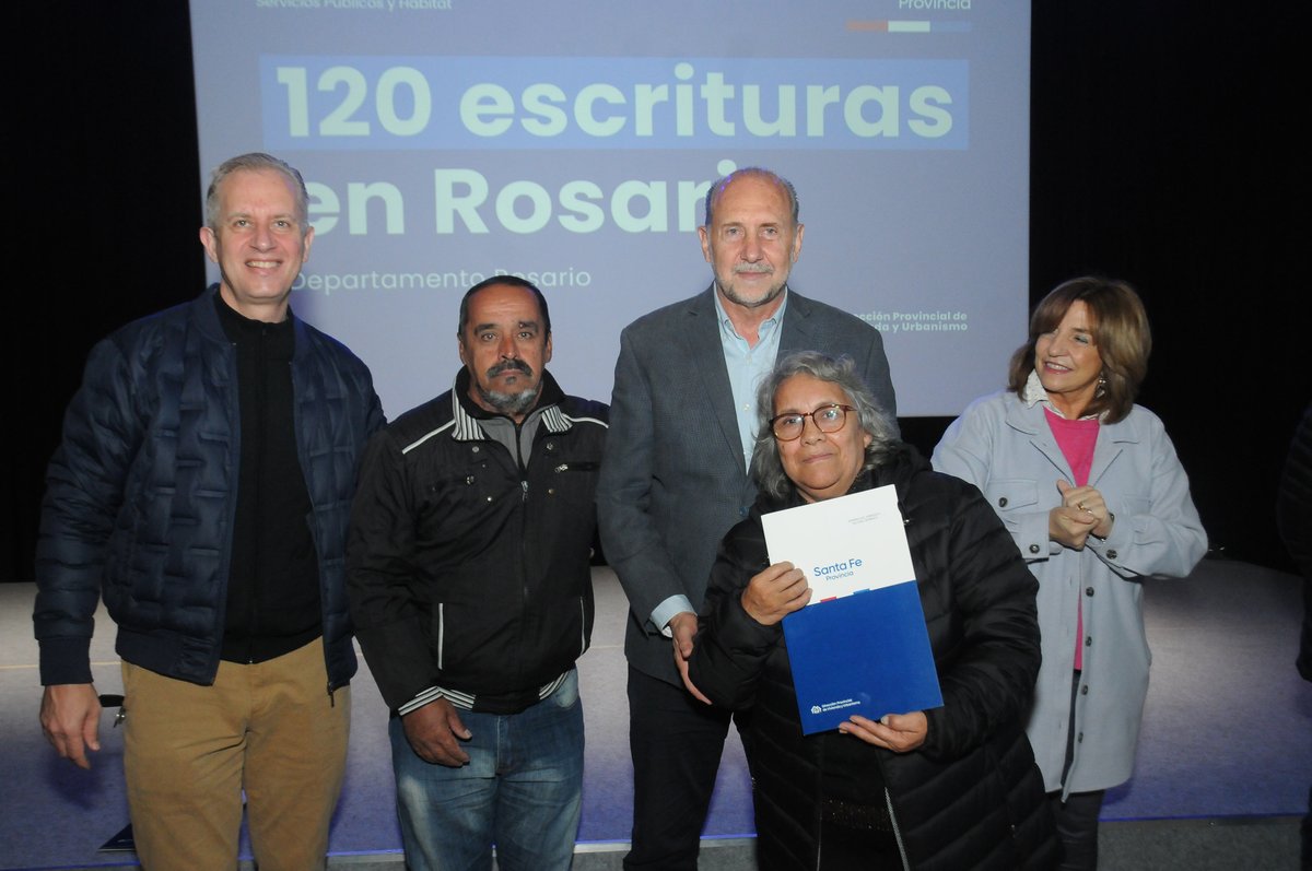 omarperotti's tweet photo. En #Rosario, entregamos 120 escrituras en el marco del Programa de Escrituración de Viviendas FONAVI. A partir de ese momento las 120 familias que cumplieron, se llevaron la documentación formal y fehaciente de la titularidad, algo que les otorgará una gran tranquilidad. https://t.co/STAWeQOzFx