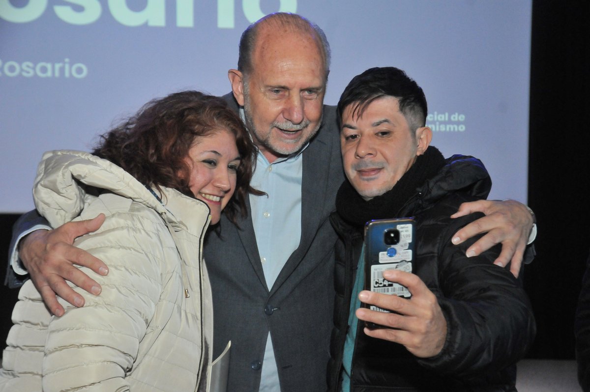 omarperotti's tweet photo. En #Rosario, entregamos 120 escrituras en el marco del Programa de Escrituración de Viviendas FONAVI. A partir de ese momento las 120 familias que cumplieron, se llevaron la documentación formal y fehaciente de la titularidad, algo que les otorgará una gran tranquilidad. https://t.co/STAWeQOzFx